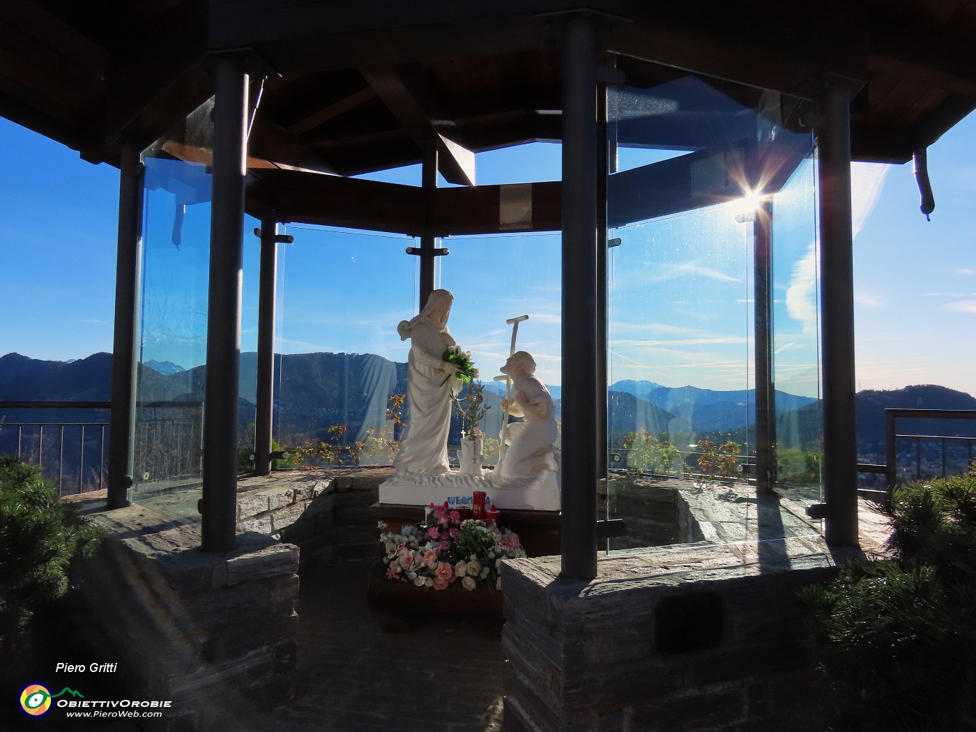 01 Partenza dal tempietto della Madonna del Perello poco sopra Salmezza.JPG